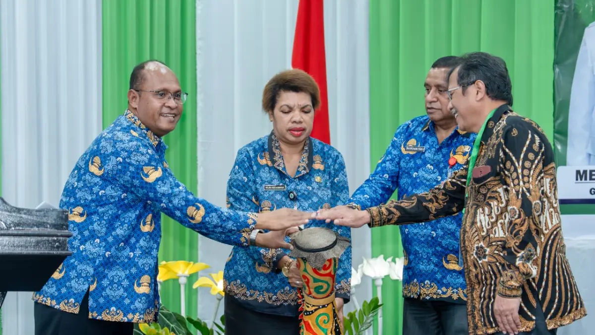 Staf Ahli Gubernur Bidang Ekonomi, Keuangan, dan Pembangunan, Herman Kayame, saat membuka FGD II Penyusunan Dokumen Teknis RPPLH Provinsi Papua Tengah di Aula LPP RRI Nabire, Kamis (2/7/2026). (CEPOSONLINE.COM/HUMAS PEMPROV)