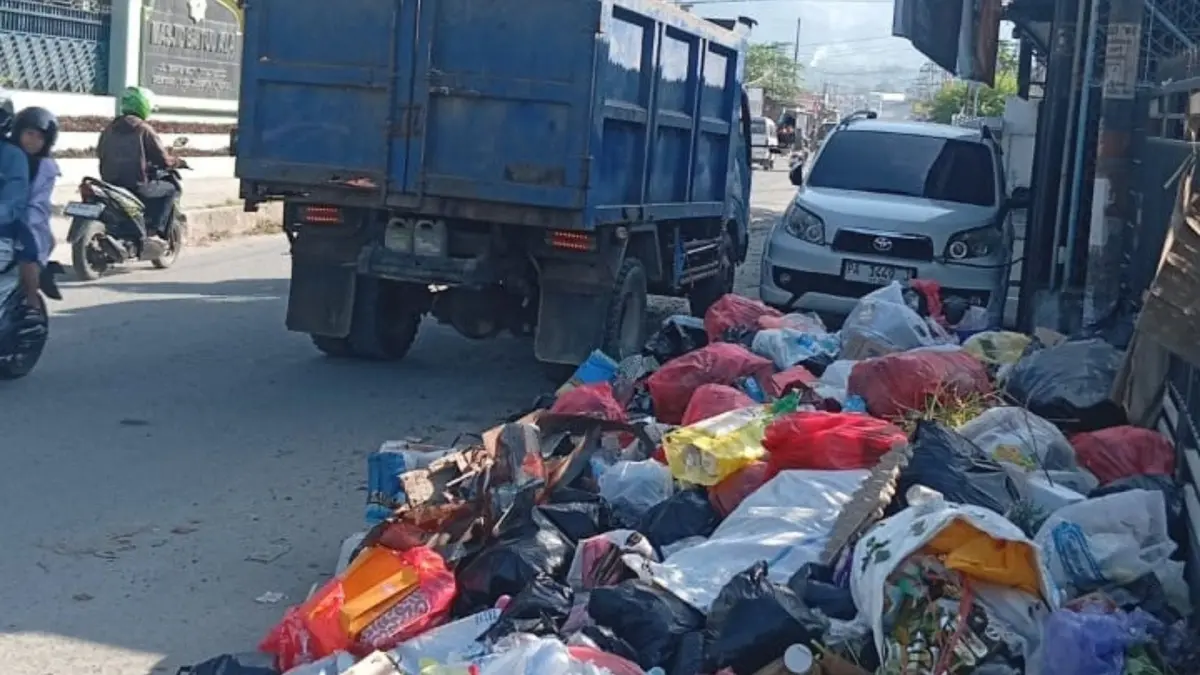 Terlihat tumpukan sampah yang mulai dibersihkan oleh petugas DLHK, selama tiga hari tidak diangkut karena kendala BBM, Kamis (2/7/2026).(CEPOSONONLINE.COM/ROHANA WENGGI)