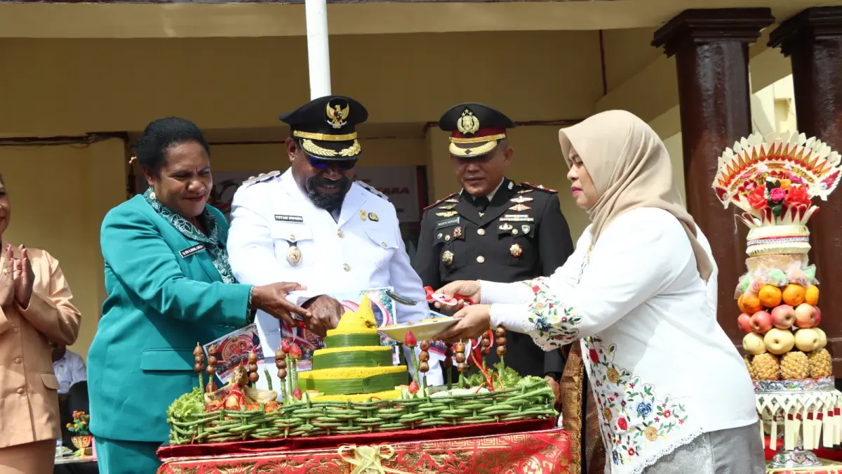 Wakil Bupati Tolikara, Yotam Wonda, S.H., M.Si., memotong tumpeng dalam peringatan HUT Bhayangkara ke 80 di Mapolres Tolikara, Rabu (1/7/2026). (HUMAS) 