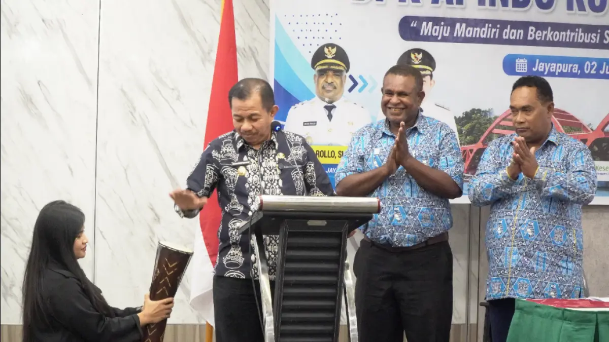 Wakil Wali Kota Jayapura, Rustan Saru saat membuka Rakerkonsda I APINDO Kota Jayapura, Kamis (2/7/2026). (CEPOSONLINE COM/HUMAS PEMKOT).