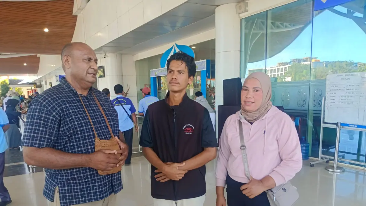 Tiba di Merauke, Kepala Badan Pengelolaan Perbatasan &nbsp;Kabupaten Merauke Rekianus Samkakai menyerahkan satu ABK KM Sinar Bahari 55 yang dipulangkan dari PNG dan tiba di Merauke kepada orang tuanya di Bandara Mopah Merauke, Jumat (3/7/2026).&nbsp;
(CEPOSONLINE.COM/SULO) &nbsp;&nbsp;