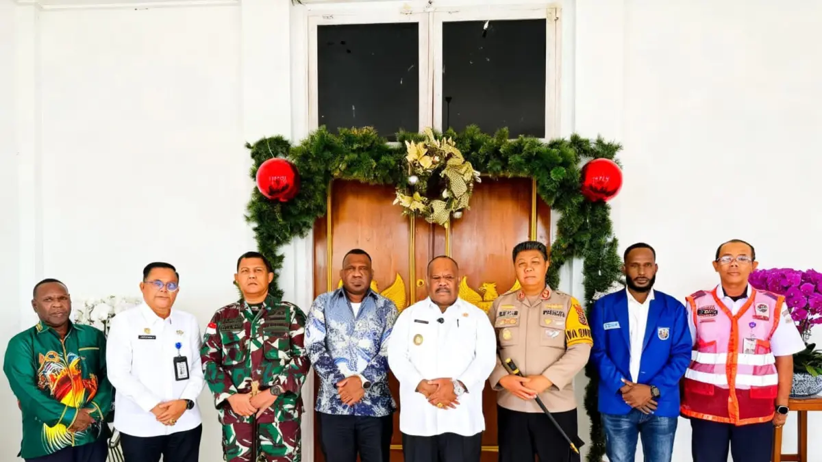 Bupati Yahukimo, Didimus Yahuli (tengah) bersama ketua DPRK, Dandim 1715, Sekda, Kadis Kominfo (paling kanan), Kapolres Yahukimo, Ketua Gamki, Kepala Bandara Np-Goliat Dekai paling kiri saat memberikan keterangan pers.(CEPOSONLINE.COM/Humas Pemkab Yahukimo).
