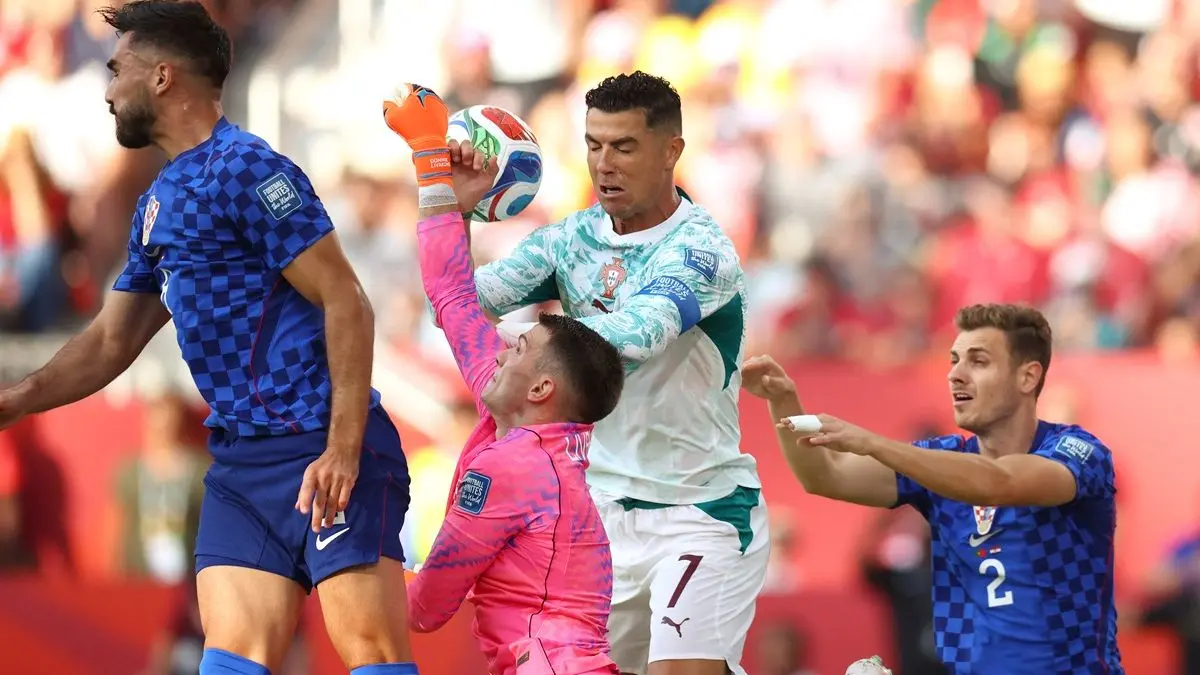 Cristiano Ronaldo saat berduel dengan pertahanan Kroasia di Laga babak 32 besar Piala Dunia 2026, Juma (3/7/2026) pagi. (X) 