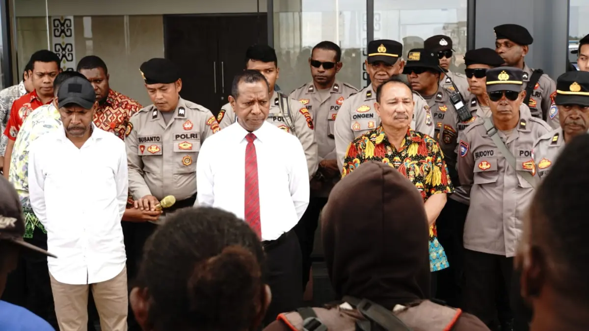 Gubernur Papua Selatan Apolo Safanpo menerima massa aksi demo pencari kerja (Pencaker) di Kantor Gubernur Papua Selatan, Salor, Merauke, Kamis (2/7/2026)&nbsp;
(CEPOSONLINE.COM/BIRO UMUM PAPSEL) &nbsp;