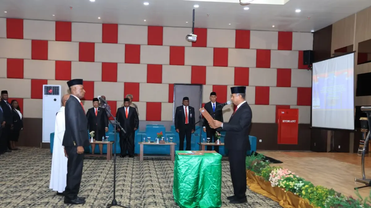 Gubernur Papua Selatan Apolo Safanpo saat melantik Natalis Kristian Basik-Basik sebagai Wakil Ketua II Majelis Rakyat Papua Selatan pengganti antar waktu, di Merauke, Kamis (2/7/2026). (Ceposonline.com/Biro Umum Papsel) &nbsp;&nbsp;
&nbsp;
