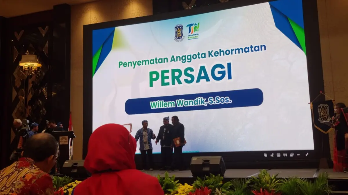 Penyematan anggota kehormatan PERSAGI kepada &nbsp;Bupati Tolikara Willem Wandik di Surabaya Jumat (3/7/2026).