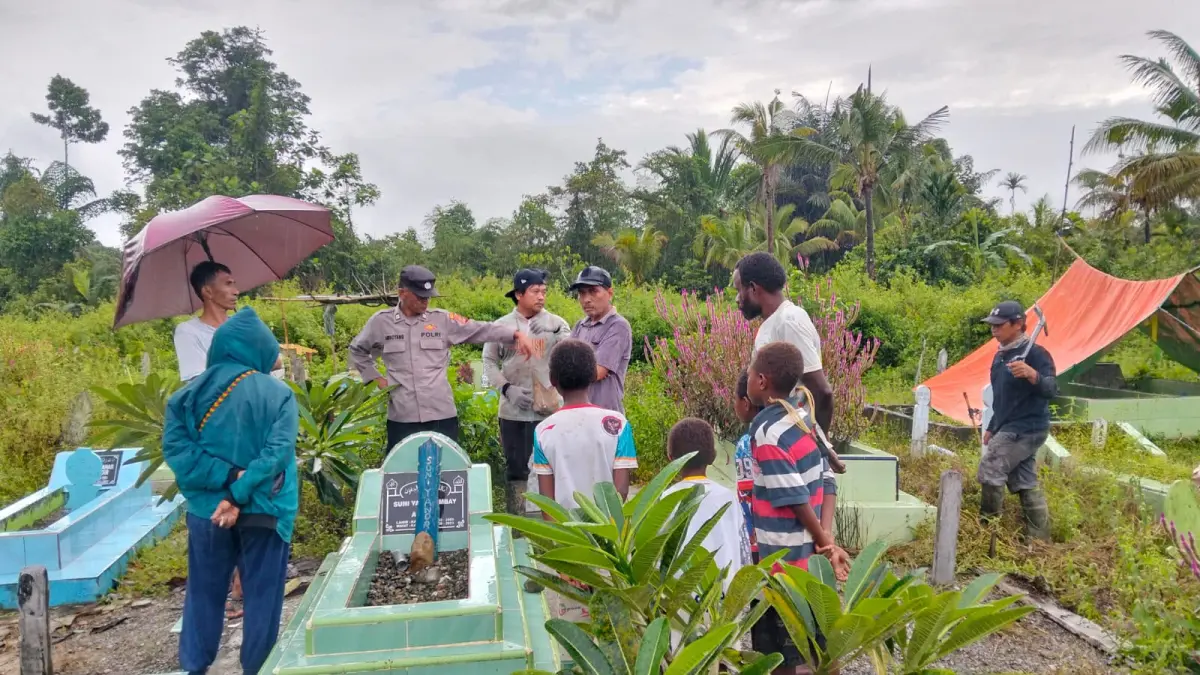 Polisi bersama warga mendatangi lokasi makam yang menjadi sasaran pembongkaran. (Foto: Istimewa/Polsek Mimika Timur).&nbsp;