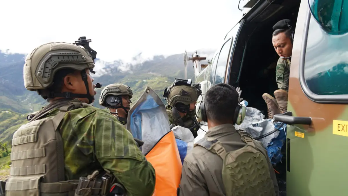 Proses evakuasi jenazah pilot dari Bandara Ipdeheik, Kampung Balinggama, Distrik Sobaham, Kabupaten Yahukimo, Papua Pegunungan, Jumat (3/7/2026). (Foto: Koops TNI Habema).&nbsp;