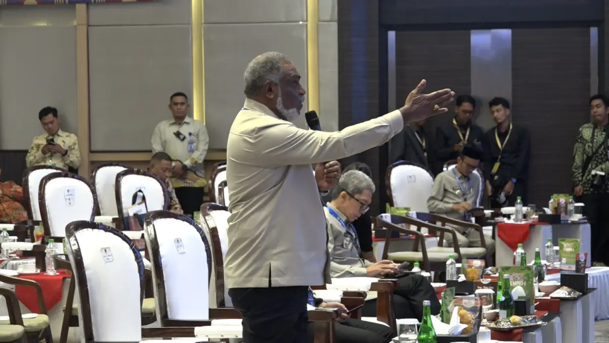 Wali Kota Jayapura, Abisai Rollo ketika menyampaikan aspirasinya pada Rakernas XVIII APEKSI yang berlangsung di Medan. (CEPOSONLINE.COM/HUMAS PEMKOT).