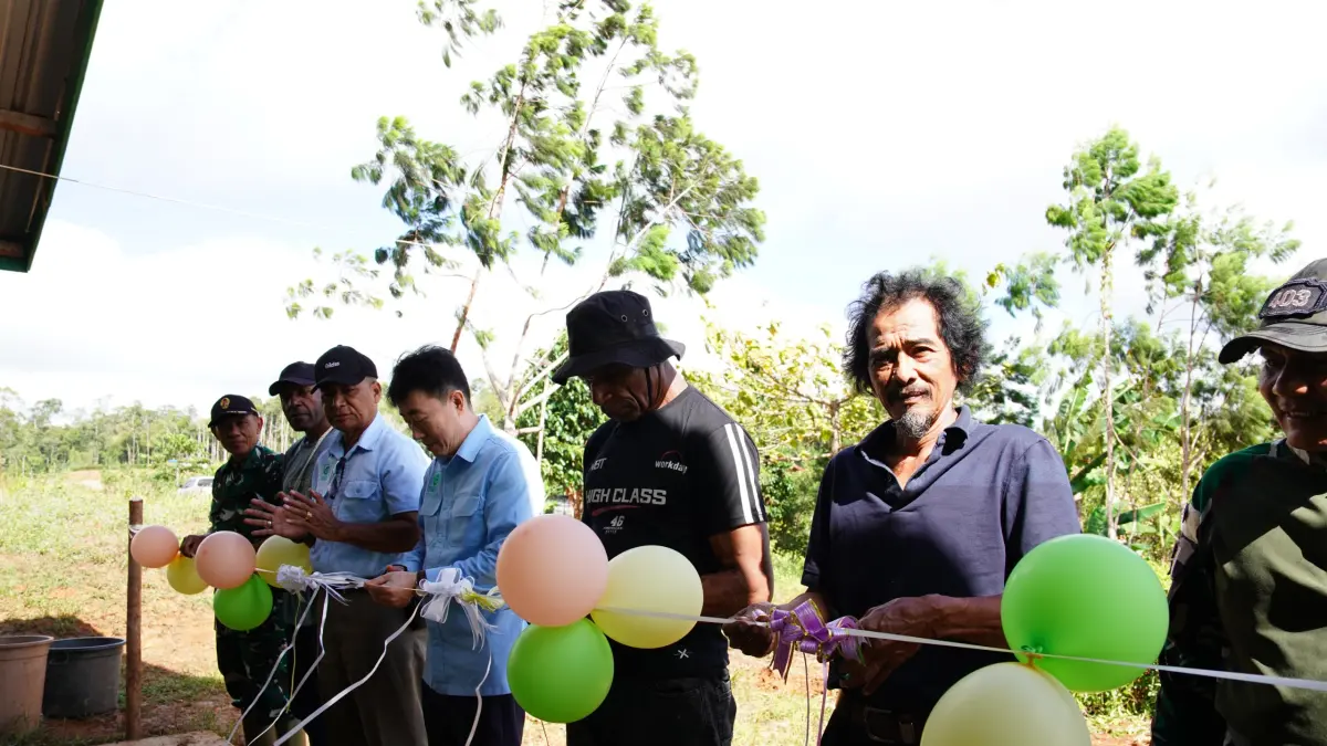 General manager TSE Group Youngseok menyerahkan satu unit &nbsp;balai kampung kepala masyarakat Kampung Rawa Kasat Distrik Ulilin Sabtu (27/6/2026) (TSE Group)
