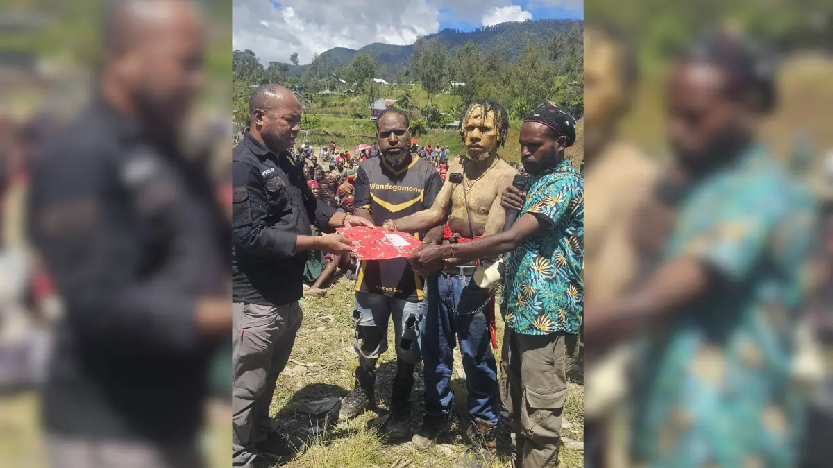 Kepala Kantor Komnas HAM RI Perwakilan Papua Frits Ramandey saat menerima pernyataan sikap dari Mahasiswa dan masyarakat Intan Jaya di Lapangan Yokatapa, Kota Sugapa, Kabupaten Intan Jaya. (CEPOSONLINE.COM/ISTIMEWA)