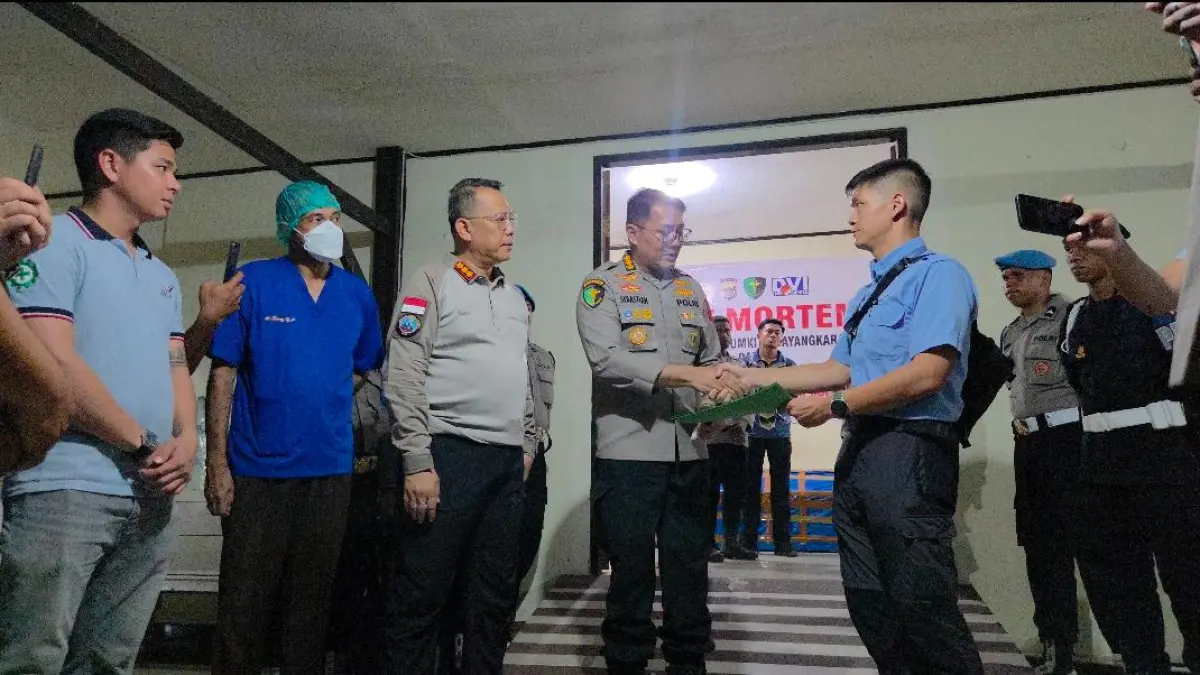 Kepala RS Bhayangkara Polda Papua, Kombes Pol. Sebastian Romi saat menyerahkan surat sertifiat kematian Captain Nicholas F. Gosselin kepada pihak PT AMA, di RS Bhayangkara, Jumat (3/7/2026).(CEPOSONLINE.COM/ELFIRA).