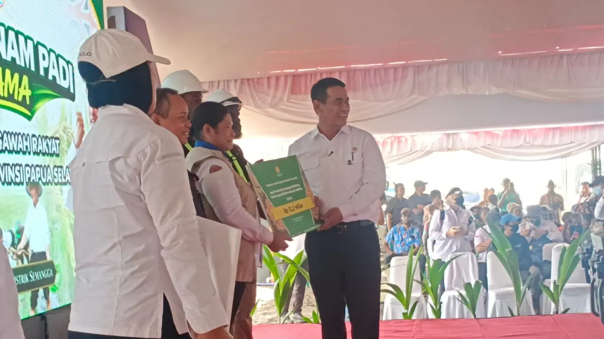 Menteri Pertanian RI Andi Amran Sulaiman menyerahkan bantuan Pertanian secara simbolis kepada kelompok tani di Merauke, Sabtu (4/7/2026)&nbsp;

(CEPOSONLINE.COM/SULO)&nbsp;
