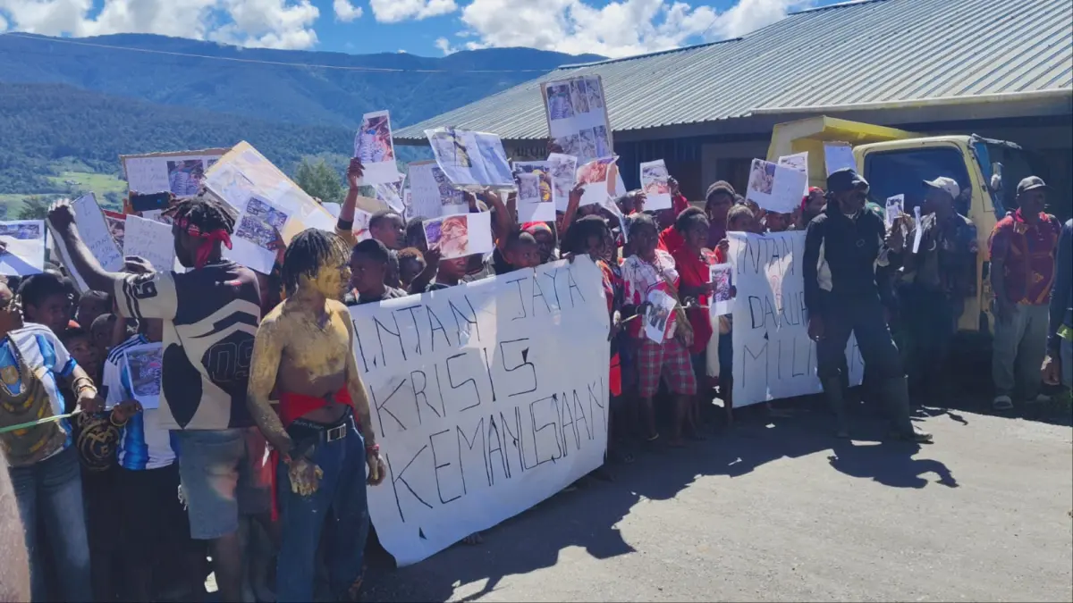 Ratusan masyarakat Intan Jaya berkumpul di Pasar Yokatapa, Kota Sugapa dan menggelar aksi demonstrasi Sabtu &nbsp;(3/6/2026)
(CEPOSONLINE.COM/ISTIMEWA)