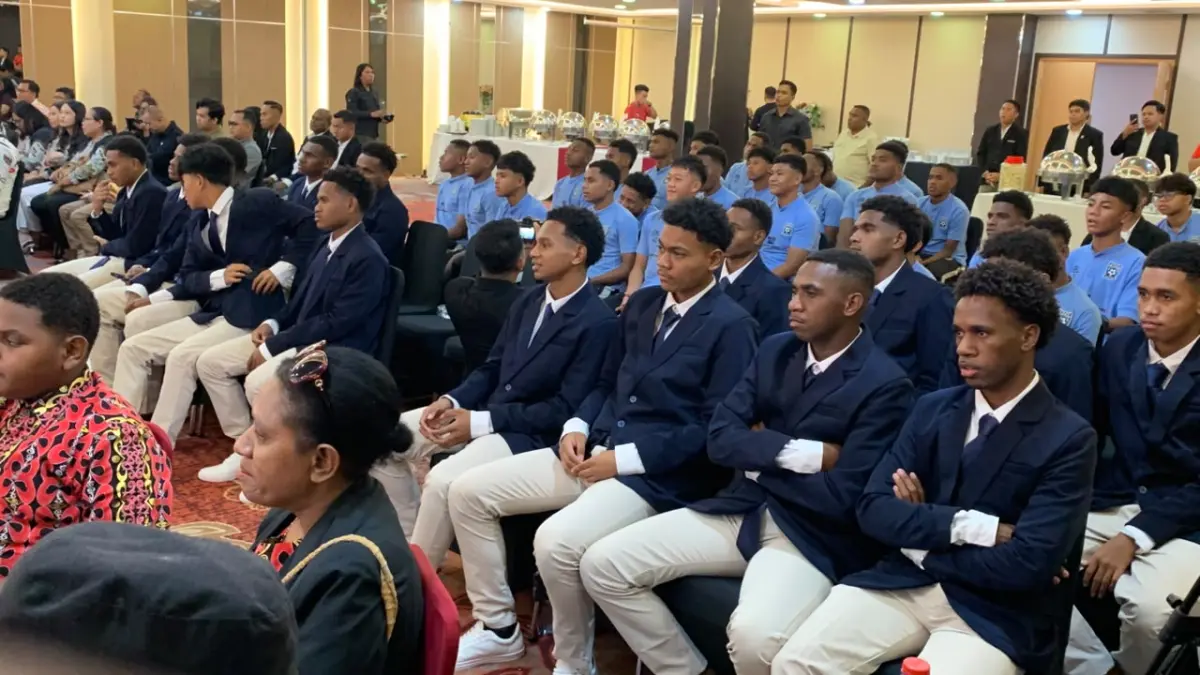 Para siswa lulusan PFA angkatan kedua kelahiran tahun 2010 menyimak arahan &nbsp;Direktur Teknik PFA, Coach Wolfgang Pical na Head Coach Ardiles Rumbiak dalam seremoni kelulusan 20 siswa PFA di Ballroom Hotel Horison Diana TImika, Sabtu (4/7/2026). (Foto: CEPOSONLINE.COM/MOH. WAHYU WELERUBUN).