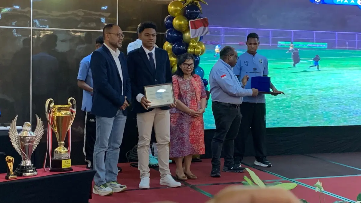 Salah satu siswa lulusan PFA angkatan kedua kelahiran tahun 2010 yang sedang menerima sertifikat, penghargaan serta buku tabungan di atas panggung dalam seremoni kelulusan 20 siswa PFA di Ballroom Hotel Horison Diana TImika, Sabtu (4/7/2026). (Foto: CEPOSONLINE.COM/MOH. WAHYU WELERUBUN).