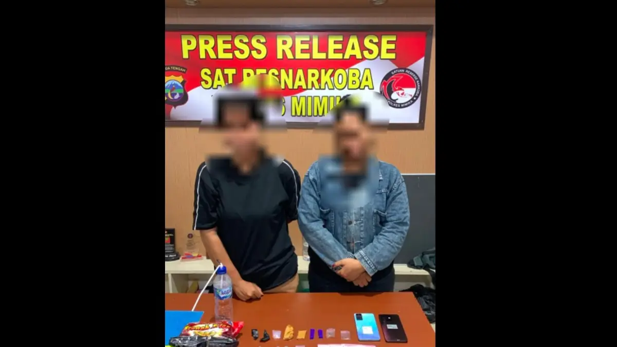 Kedua wanita yang ditangkap polisi atas tindak pidana narkotika. (CEPOSONLINE.COM/HUMAS POLRES MIMIKA).