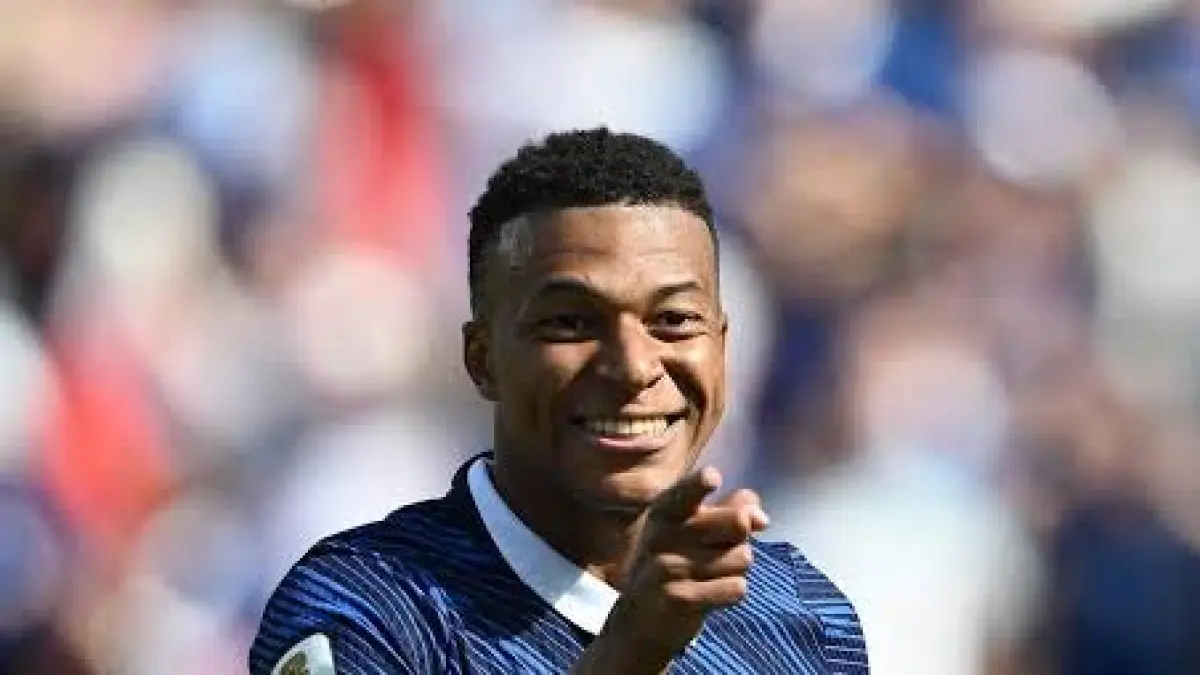 Selebrasi Kylian Mbappe usai mencetak gol ke gawang Paraguay&nbsp;di Stadion Lincoln Financial Field, Philadelphia, Minggu (5/7/2026). (X) 