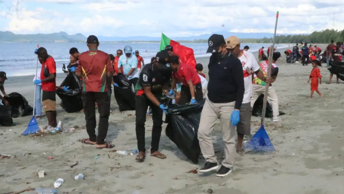Wakil Wali Kota Jayapura, Rustan Saru saat pungut sampah di kawasan Pantai Holtekamp, Minggu (5/7/2026) sore. (CEPOSONLINE.COM/TAKIM)