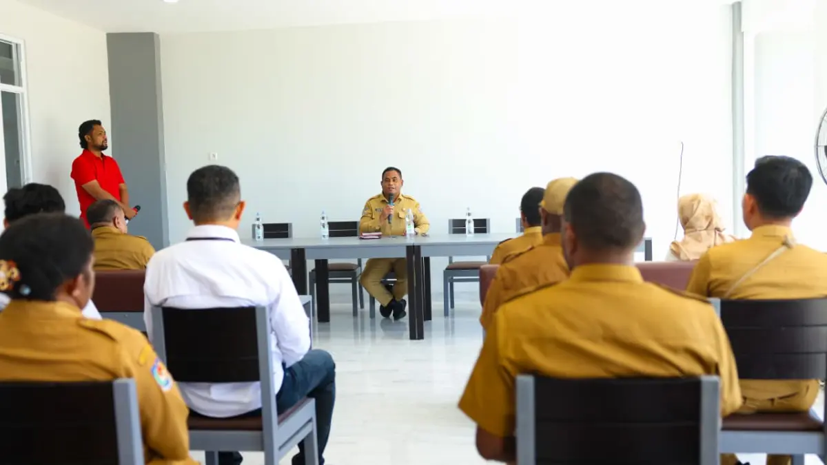 Asisten III Bidang Administrasi Umum Sekretariat Daerah Provinsi Papua Tengah, Victor Fun saat Sosialisasi Pengoperasian Rumah Susun ASN Papua Tengah di Nabire. (CEPOSONLINE.COM/HUMAS PEMPROV)