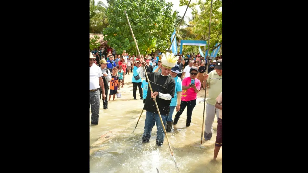 Bupati Biak Numfor Markus O. Mansnembra, SH.,MM bersama masyarakat turun ke laut menombak ikan dalam kegiatan Snap Mor, Festival Munara Wampasi tahun 2026, di Kampung Mnurwar, Distrik Oridek, Sabtu (4/5/2026). (Fiktor Palembangan/ceposonline.com)