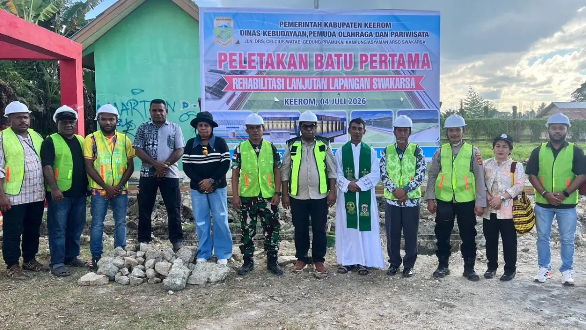 Bupati Keerom, Piter Gusbager foto bersama dengan jajaran kepala OPD dan Forkompinda di lapangan Swakarsa, Sabtu (4/7/2026). (CEPOSONLINE.COM/ERIANTO).