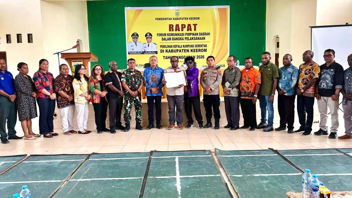 Bupati Keerom, Piter Gusbager usai melakukan penandatanganan kesepakatan bersama Forkopimda di Gedung Pramuka, Kampung Asyaman, Distrik Arso, pada Jumat (3/7/2026). (CEPOSONLINE.COM/ERIANTO) 