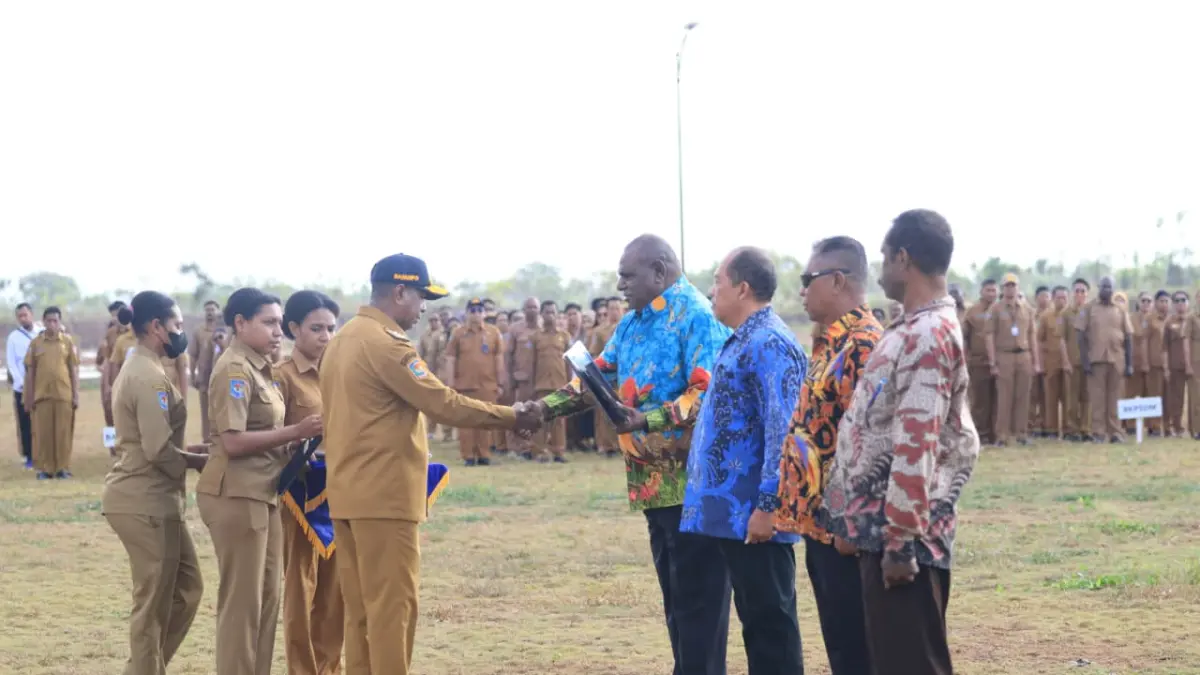Gubernur Papua Selatan Apolo Safanpo saat melepas 4 ASN yang purna tugas diantaranya mantan Kepala Dinas Pendidikan dan kebudayaan Ignasius Babaga dengan memberi setangkai bunga, Senin (6/7/2026)&nbsp;

(CEPOSONLINE.COM/ Biro Umum Setda Papsel)&nbsp;