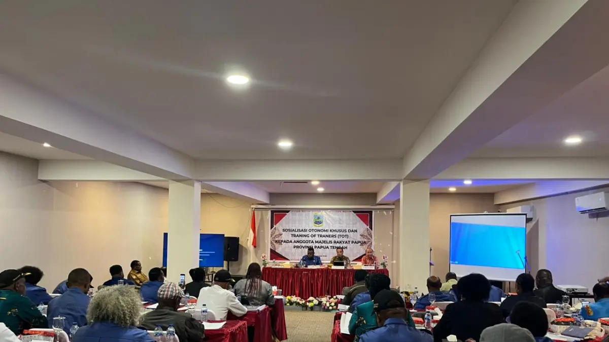 Ketua MRP Papua Tengah, Agustinus Anggaibak (Kiri) saat membuka kegiatan TOT di hotel Carmel Nabire. (CEPOSONLINE.COM/THERESIA F. TEKEGE)&nbsp;