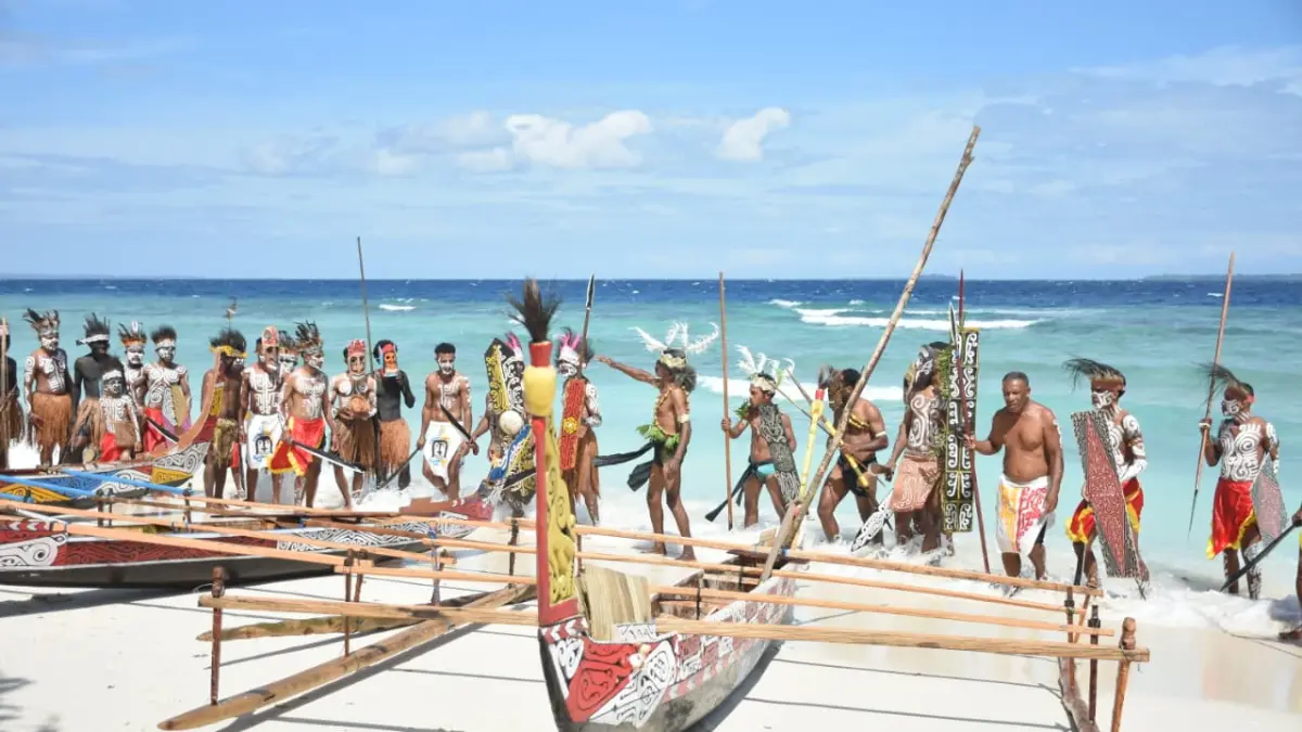 Suasana parade Waimansusu dan Wairon, &nbsp;Festival Biak Munara Wampasi (FBMW), tahun 2026, di Pantai Anggopi, Distrik Oridek, Minggu (5/7/2026). (Fiktor Palembangan/ceposonline.com)
