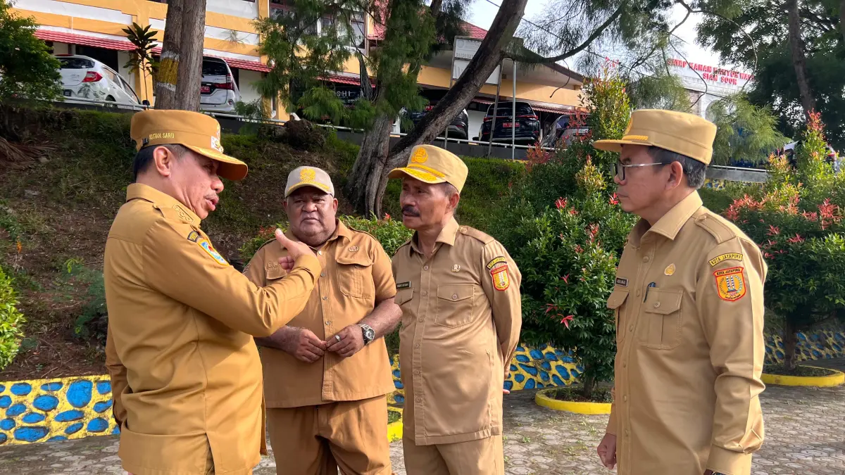Wakil Wali Kota Jayapura, Rustan Saru saat berbincang dengan para Asisten usai pimpin apel, Senin (6/7/2026). (CEPOSONLINE.COM/HANS PALEN).