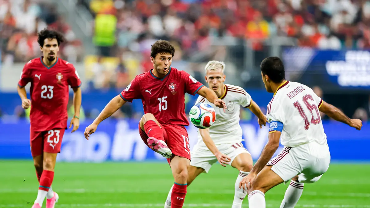 Aksi gelandang Portugal, Neves ketika dikepung dua pemain Spanyol. (X) 