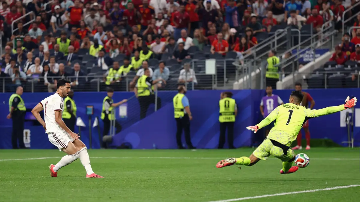 Aksi gelandang Spanyol, Merino menaklukan kiper Portugal sekaligus meloloskan Spanyol ke perempat final. (X) 