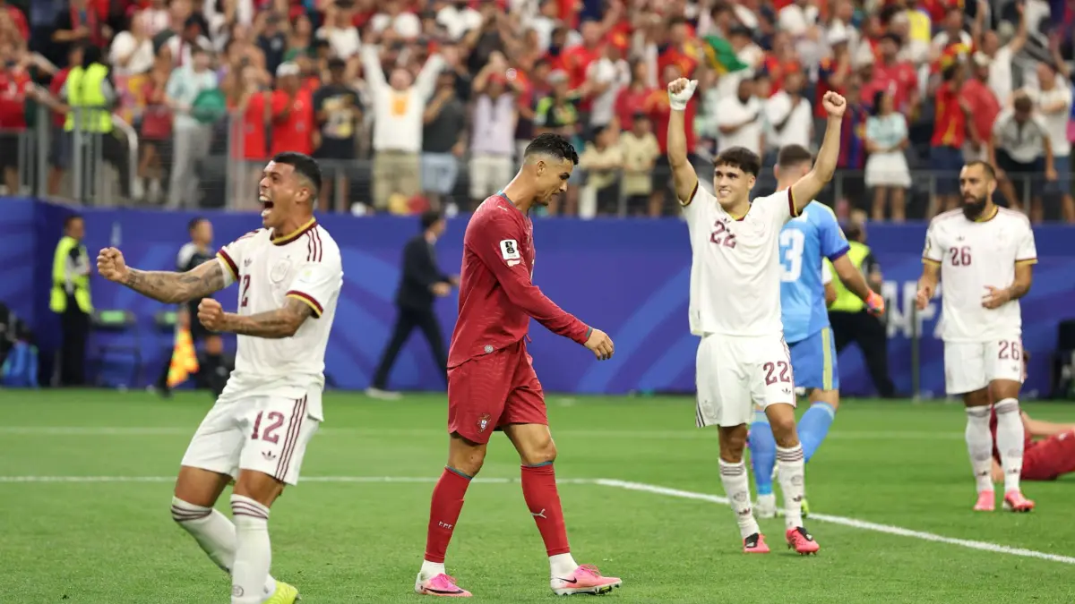Christiano Ronaldo tertunduk lesu setelah Portugal dikalahkan Spanyol pada 16 besar Piala Dunia 2026. (X) 
