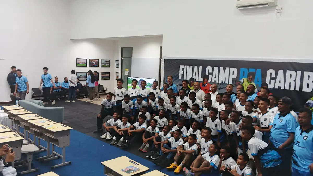 Foto bersama para peserta final camp PFA Cari Bakat 2026 di Gymnasium Mimika SPort Complex pada Senin malam, 6 Juli 2026. (Foto: CEPOSONLINE.COM/MOH. WAHYU WELERUBUN).