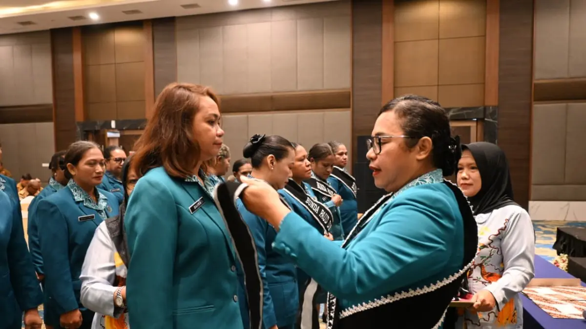 Ketua TP PKK Kabupaten Biak Numfor, Ny. Imelda M. Wospakrik Mansnembra, S.Pd.,MM mengukuhkan Ketua TP PKK Distrik dan Bunda PAUD Distrik se-Kabupaten Biak Numfor, di Hotel Swissbell, Senin (6/7/2026). (CEPOSONLINE.COM/ FIKTOR PALEMBANGAN)&nbsp;
