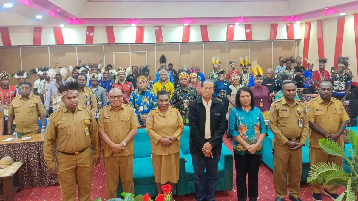 Para pelaku sanggar seni dari Kabupaten Merauke, Asmat, Boven Digoel dan Mappi saat ikuti penguatan sanggar seni yang digelar Dinas Pendidikan dan Kebudayaan Papua Selatan, Selasa (7/7/2026)&nbsp;

(CEPOSONLINE.COM/SULO)&nbsp;