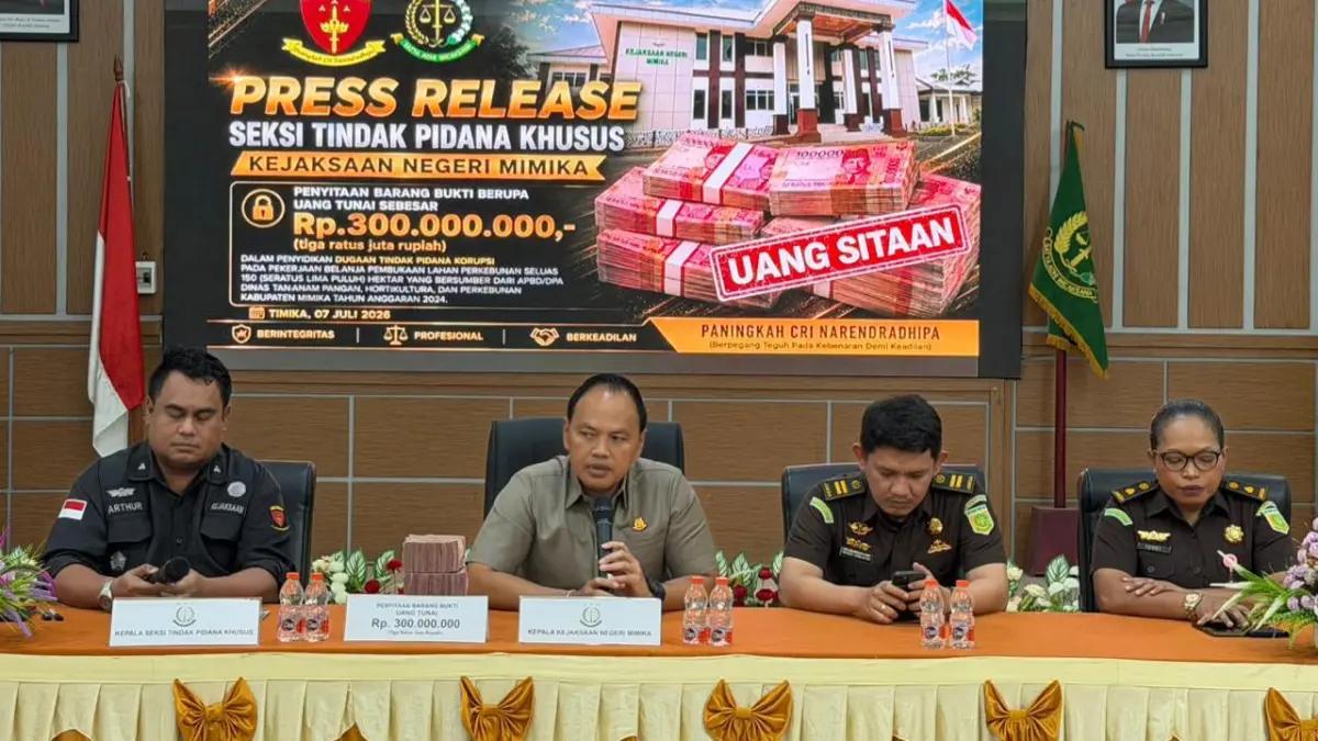 Penyerahan uang tunai sebesar Rp300 juta dalam konferensi pers penyitaan unag yang berlangsung di Kantor Kejaksaan Negeri Mimika, Selasa (7/7/20260, (Foto: Istimewa).