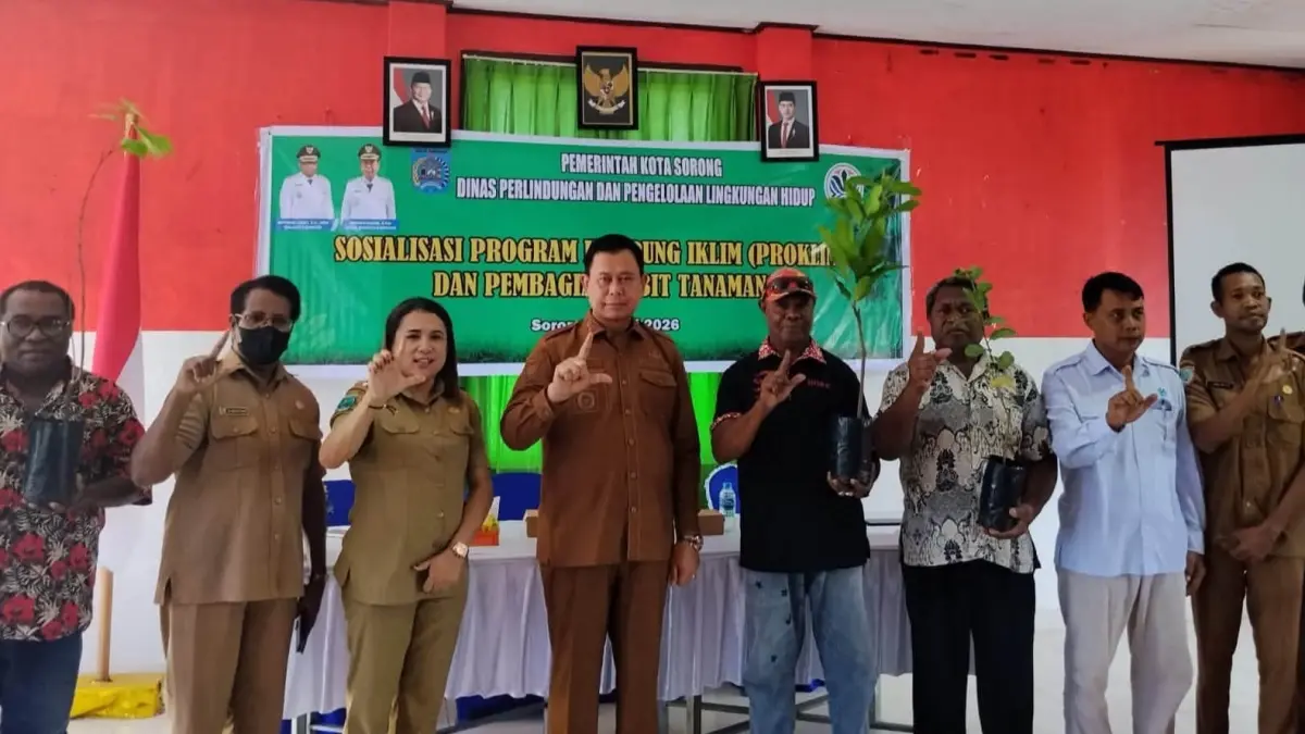 Foto Bersama di Ruang Rapat Lantai II Kantor Kelurahan Klawasi, Distrik Sorong Barat.