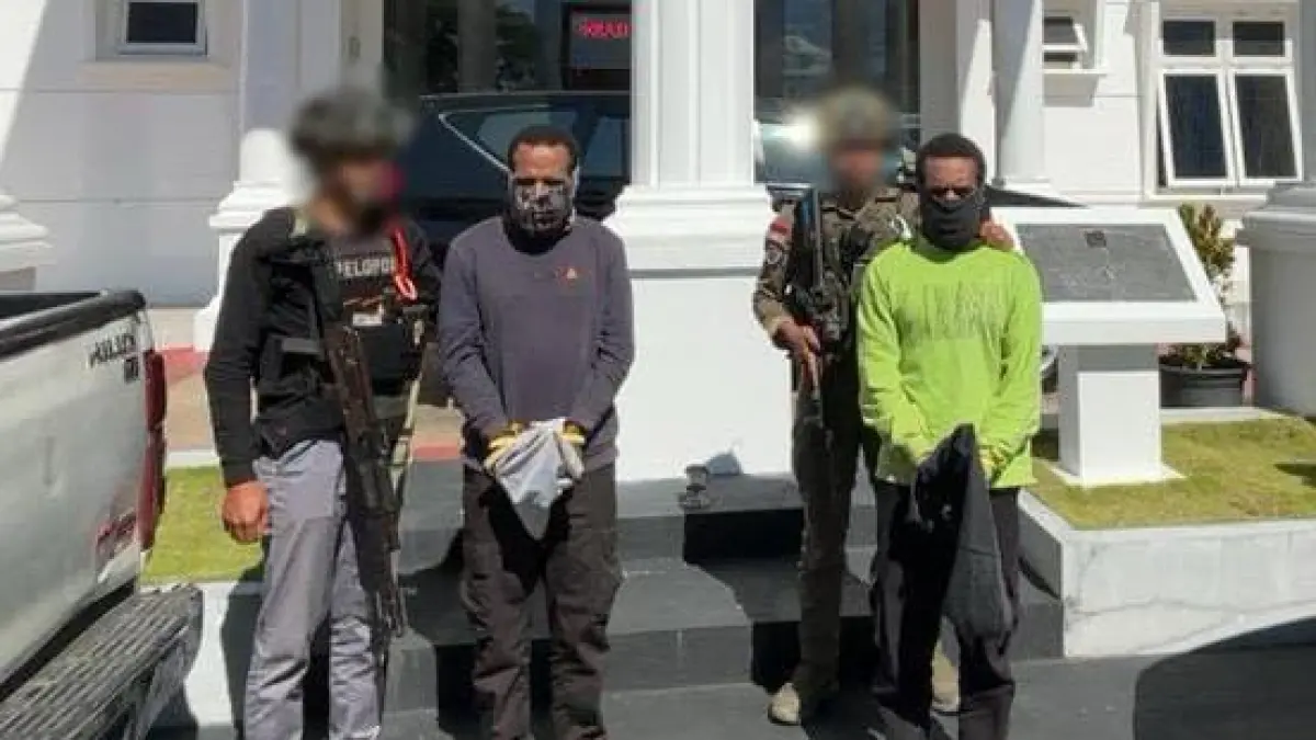 Satgas ODC saat memboyong para tersangka menuju pesawat untuk diterbangkan ke Wamena. (Foto: Istimewa).&nbsp;