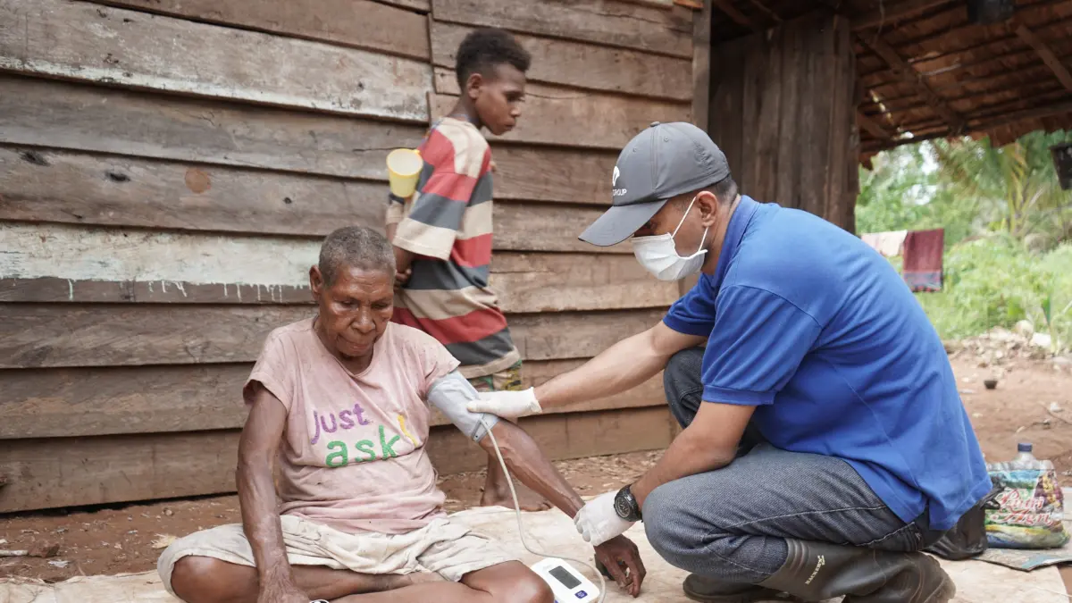 Kegiatan layanan kesehatan gratis yang diberikan kepada masyarakat di kampung Tagaepe, Distrik Ngguti, Merauke. Layanan ini merupakan rangkaian kegiatan sosial yang dilakukan PT Dongin Prabhawa di Kampung tersebut, Selasa (21/6) foto: Humas TSE/ceposonline.com