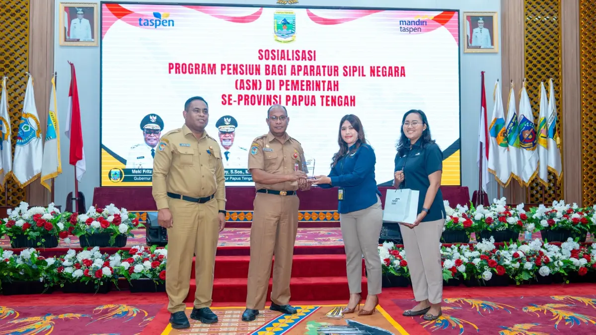 &nbsp;Asisten III Bidang Administrasi Umum Setda Provinsi Papua Tengah, Victor Fun saat membuka kegiatan sosialisasi pensiunan di Ballroom Kantor Gubernur Papua Tengah. (CEPOSONLINE.COM/HUMAS PEMPROV)