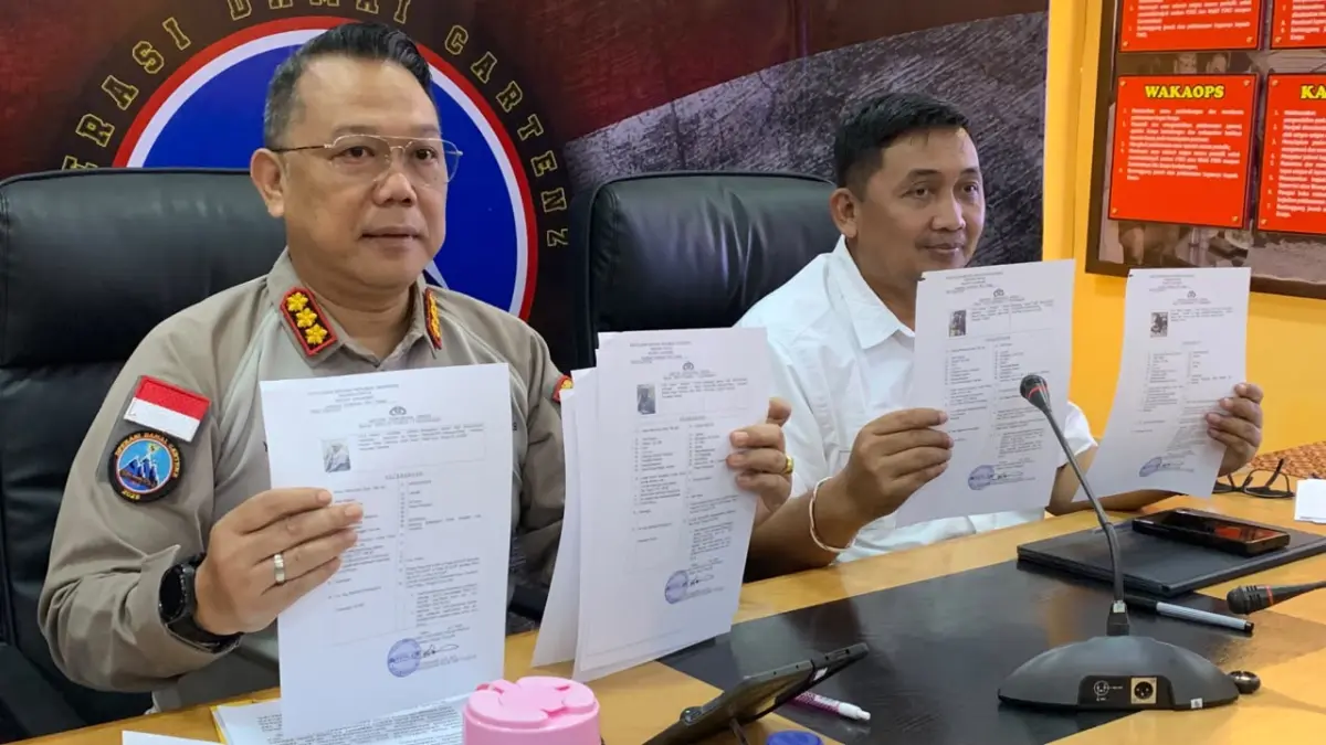Ket. Foto: Kasatgas Humas Ops Damai Cartenz 2026 Kombes Pol. Yusuf Sutejo, didampingi Kasatgas Gakkum Operasi Damai Cartenz 2026, Kombes Pol. I Gusti Gde Era Adhinata dalam konferensi pers yang berlangsung di Posko Satgas Ops Damai Cartenz 2026, Rabu (8/7/2026). (Foto: CEPOSONLINE.COM/MOH. WAHYU WELERUBUN).