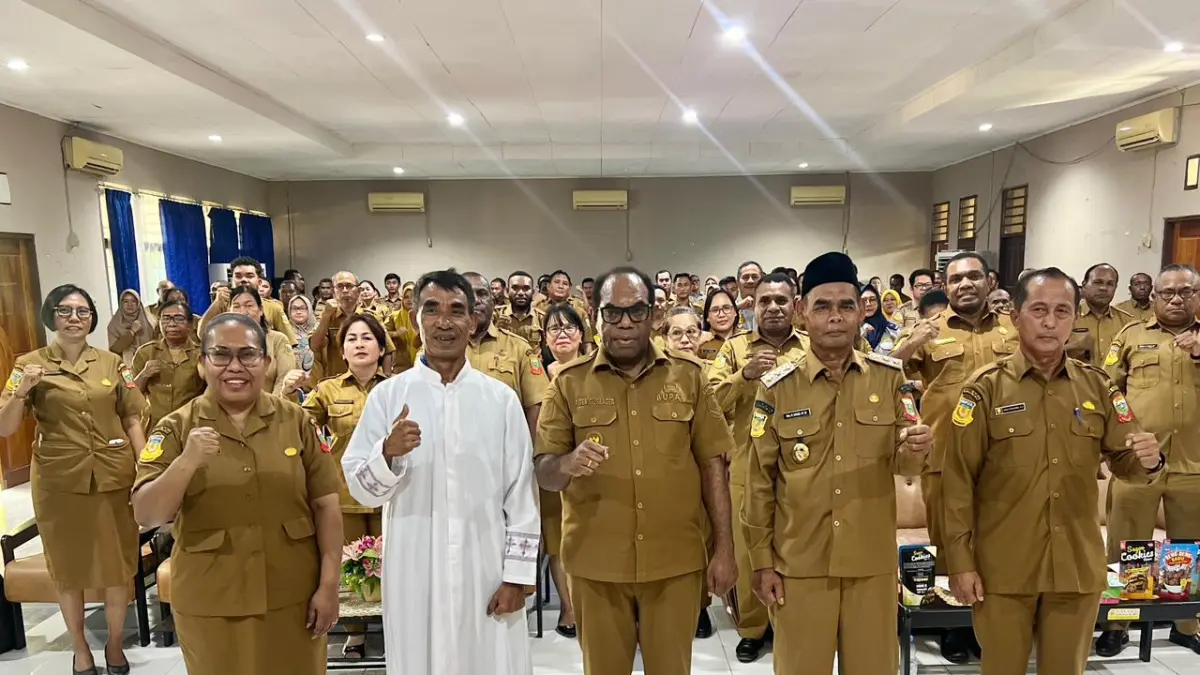 &nbsp;Bupati Keerom, Piter Gusbager bersama Wakil Bupati, Daud dan Plt Sekda Keerom, Linus Pasarrang saat berfoto bersama dalam monitoring meja di Kantor Bappeda Kabupaten Keerom pada Selasa (7/7/2026). (Ceposonline.Com/Erianto).