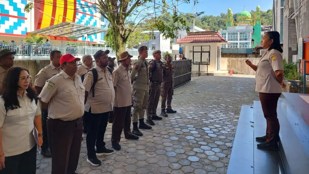 Jajaran Bapenda bersama Satpol PP gelar apel persiapan sidak ke sejumlab wajib pajak yang menunggak di Kota Jayapura, di Depan Kantor Bapenda Kota Jayapura, Rabu (8/7/2026) (CEPOSONLINE.COM/KAREL)