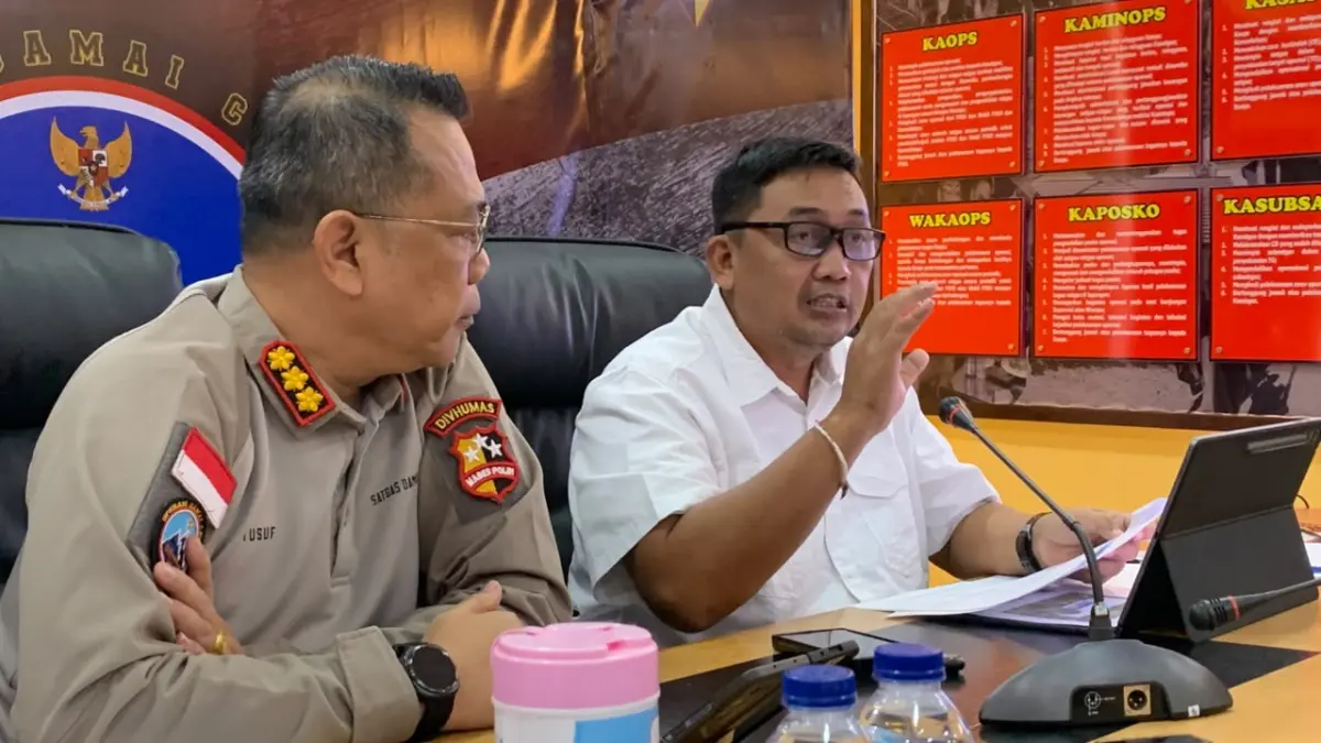Kasatgas Humas Ops Damai Cartenz 2026 Kombes Pol. Yusuf Sutejo, didampingi Kasatgas Gakkum Operasi Damai Cartenz 2026, Kombes Pol. I Gusti Gde Era Adhinata dalam konferensi pers yang berlangsung di Posko Satgas Ops Damai Cartenz 2026, Rabu (8/7/2026). (Foto: CEPOSONLINE.COM/MOH. WAHYU WELERUBUN).