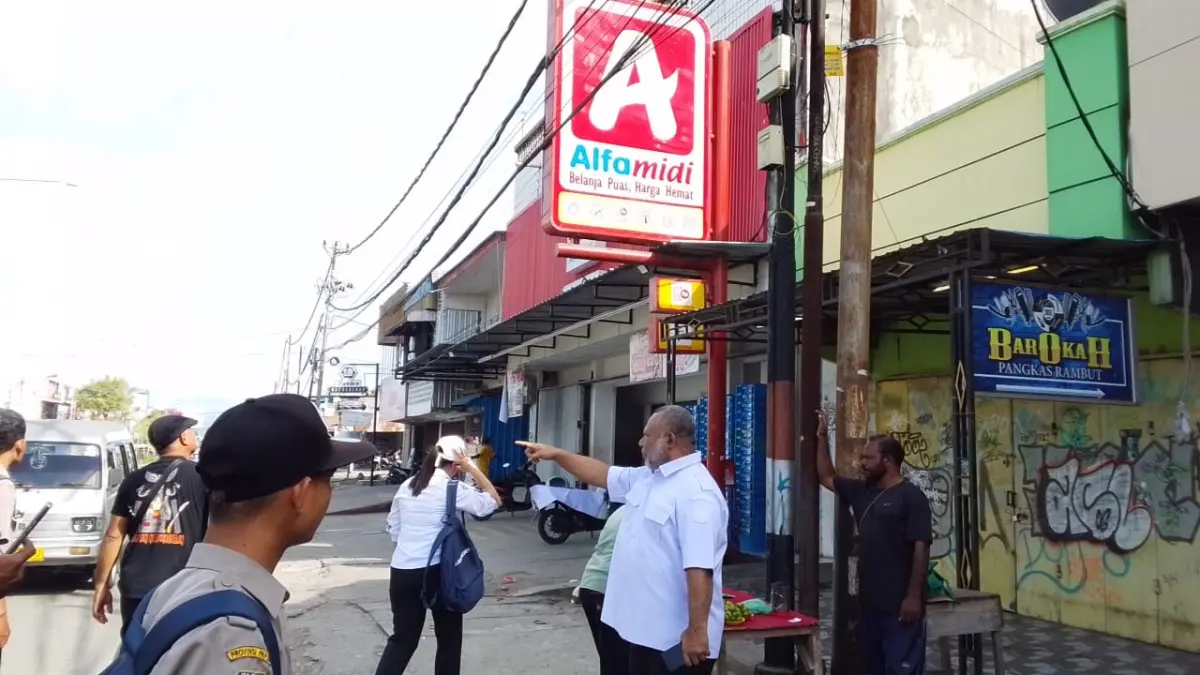 Petugas gabungan Bappenda, Satpol PP, Dinas Perumahan, Kawasan Permukiman dan Pertanahan (DP2KP), serta Dinas Pekerjaan Umum dan Penataan Ruang (PUPR), saat melakukan pendataan papan reklame di Sentani, Rabu (8/7/2026)
(CEPOSONLINE.COM_ROHANA WENGGI)