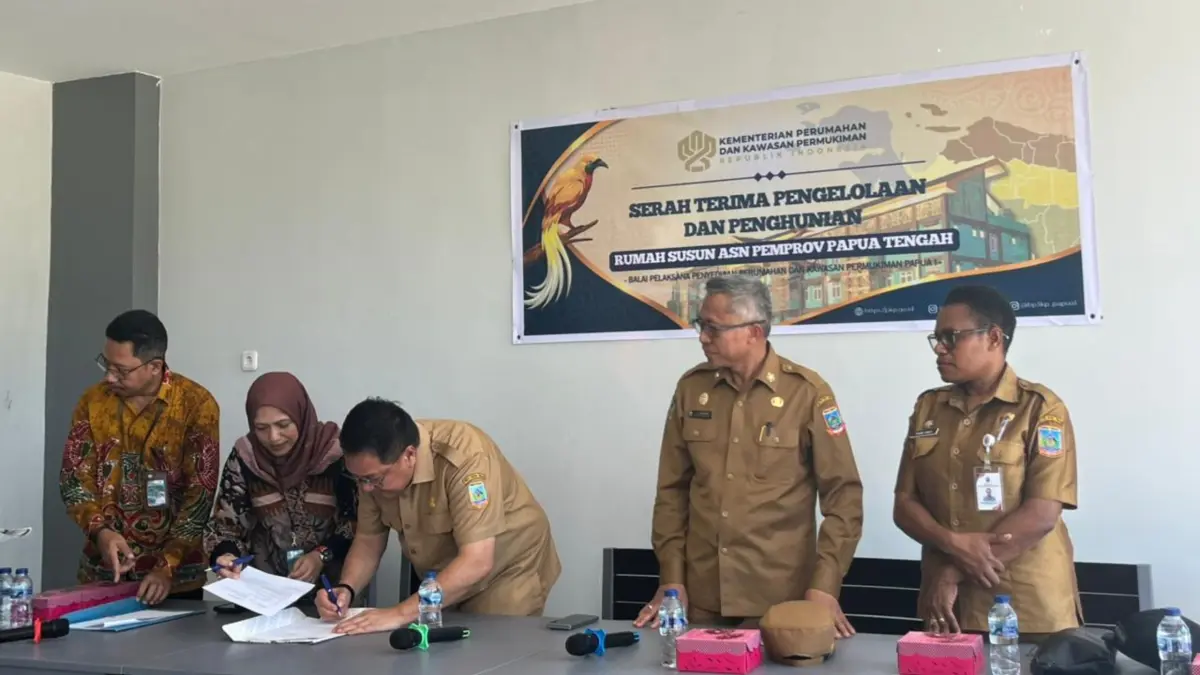 Pj. Sekda Papua Tengah, dr. Silwanus Sumule saat menandatangani berita acara penyerahan kunci rusun ASN Pemprov Papua Tengah di Kampung Karadiri Nabire, Selasa, (7/7/2026). (CEPOSONLINE.COM/THERESIA F. TEKEGE)