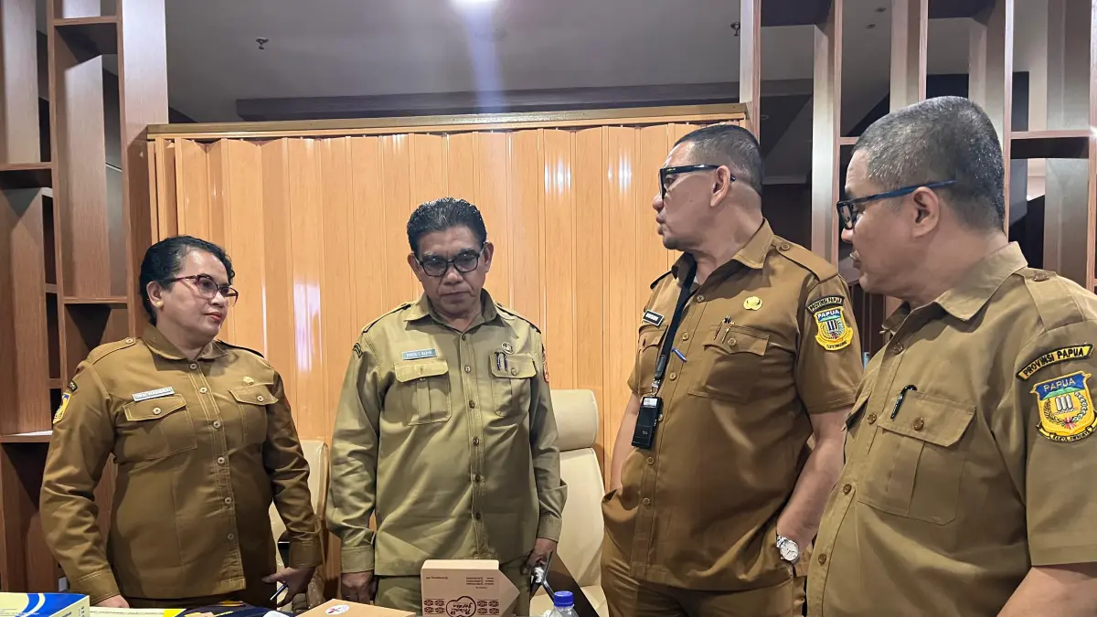 Plt.Sekda Kota Jayapura, Muchils Karim didampingi Kepala BPKAD Kota Jayapura, Dessy Wanggai saat berbincang santai dengan Kepala BPKAD Provinsi Papua, Rusdianto Abu. (CEPOSONLINE.COM/HUMAS PEMKOT).