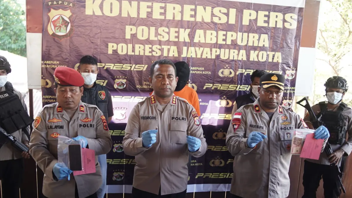 Polresta Jayapura Kota saat mengelar konferensi pers penangkapan pelaku Pemilik Puluhan Amunisi Ilegal di Polsek Abepura, Rabu (8/7/2026)